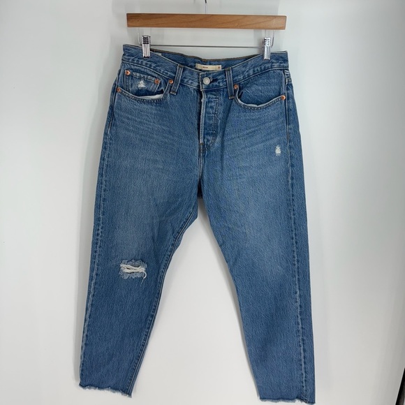 Levi Ankle Cut Wedgie High Rise Distressed Light Wash Raw Hem Denim Jeans - Picture 1 of 4